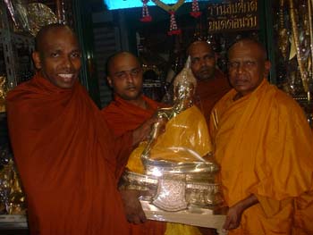 International Vesak day in Thiland 2006 - offering a Buddha's statue to ven Saddhananda.jpg